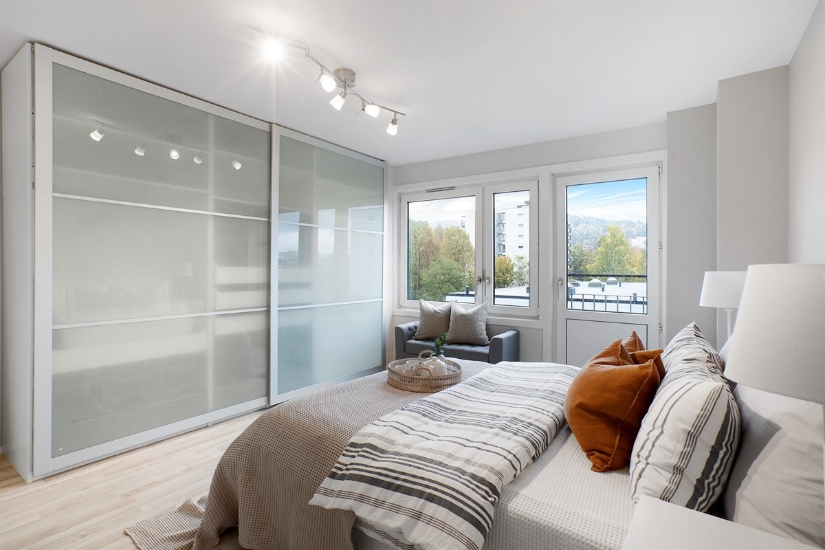 Stor skyvedørsgarderobe, fransk balkong og god plass til dobbeltseng. Galleribilde