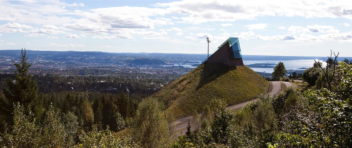Holmenkollen - Eneste stedet i Oslo med garanterte skiløyper gjennom vinteren. 5 min med bil. Galleribilde