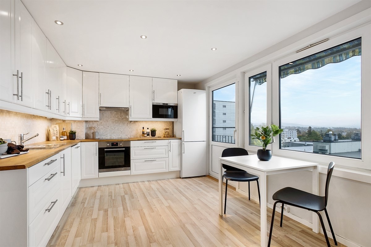 Leiligheten har et innbydende Ikea kjøkken fra 2012. Galleribilde