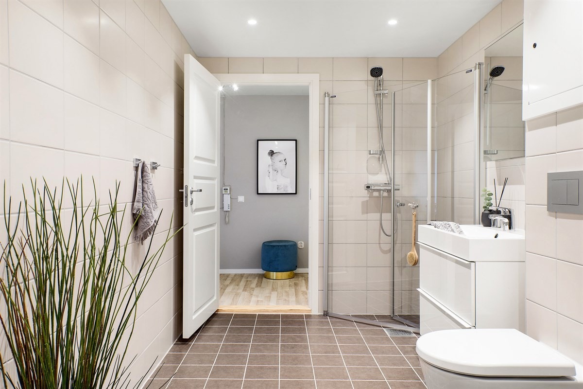 Rommet har downlight belysning, behagelig gulvvarme og opplegg for vaskemaskin. Galleribilde