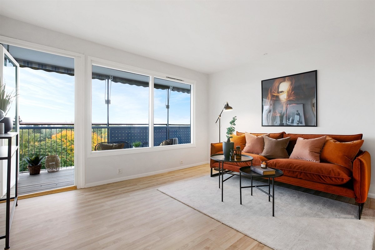 Rommet har store vindusflater som gir godt med naturlig lys. Galleribilde