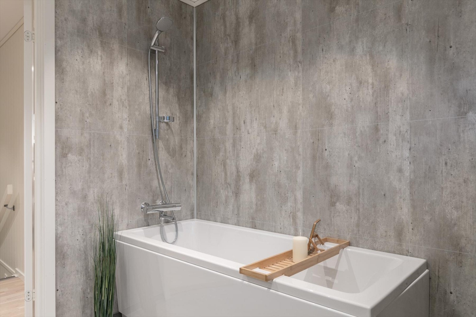 Badet er utstyrt med badekar, toalett, servant med tilhørende baderomsinnredning og mekanisk avtrekk. Galleribilde