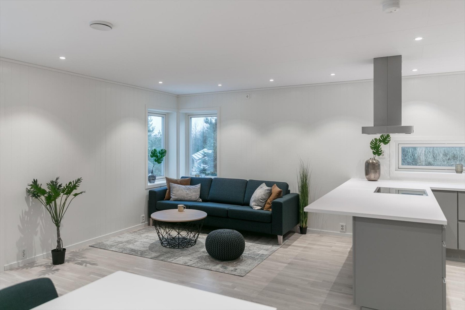 Her har man god plass til både sofagruppe og spisegruppe. Galleribilde