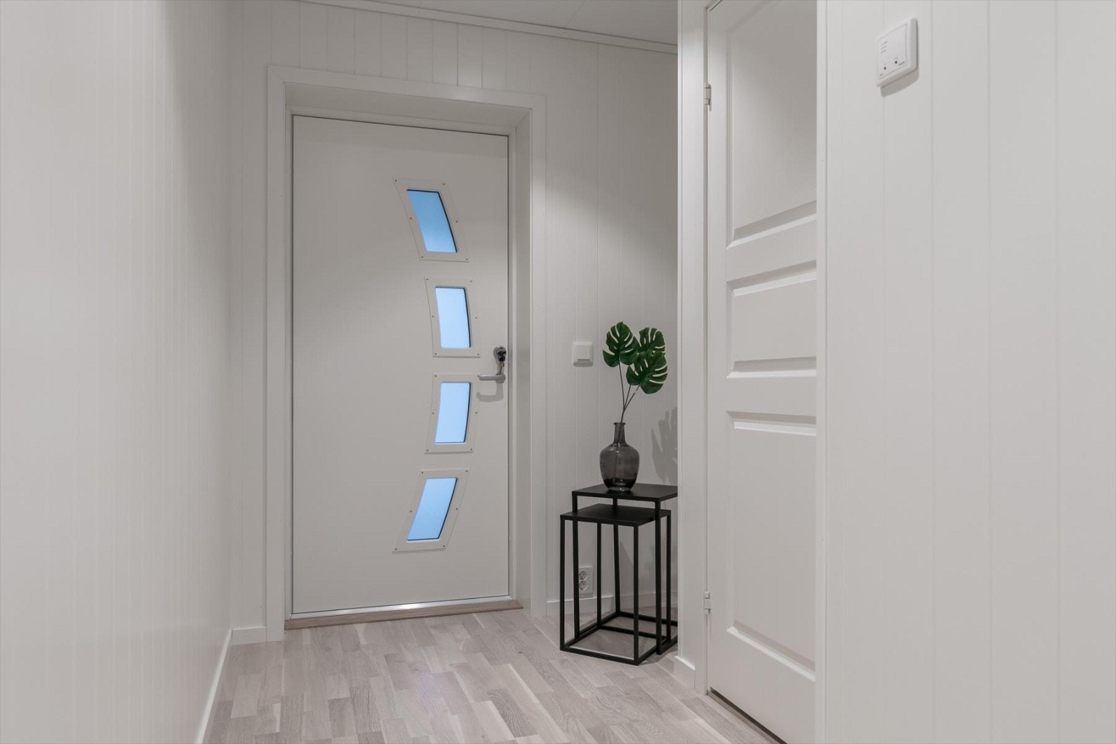 Gangen er på 6 kvm. Her har man god plass til å henge fra seg yttertøy. Galleribilde