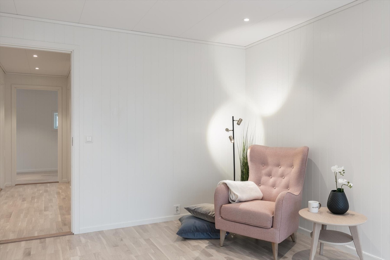 På loftstuen har man god plass til sofagruppe og andre møbler. Galleribilde