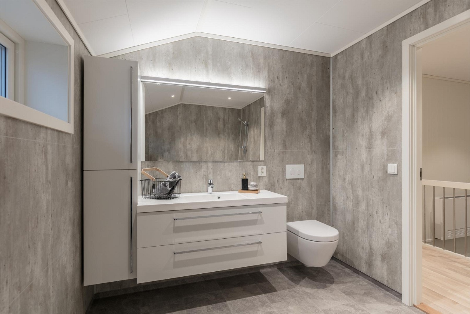 Badet har belegg på gulv, våtromsplater på vegg og takess med downlights i himling. Galleribilde