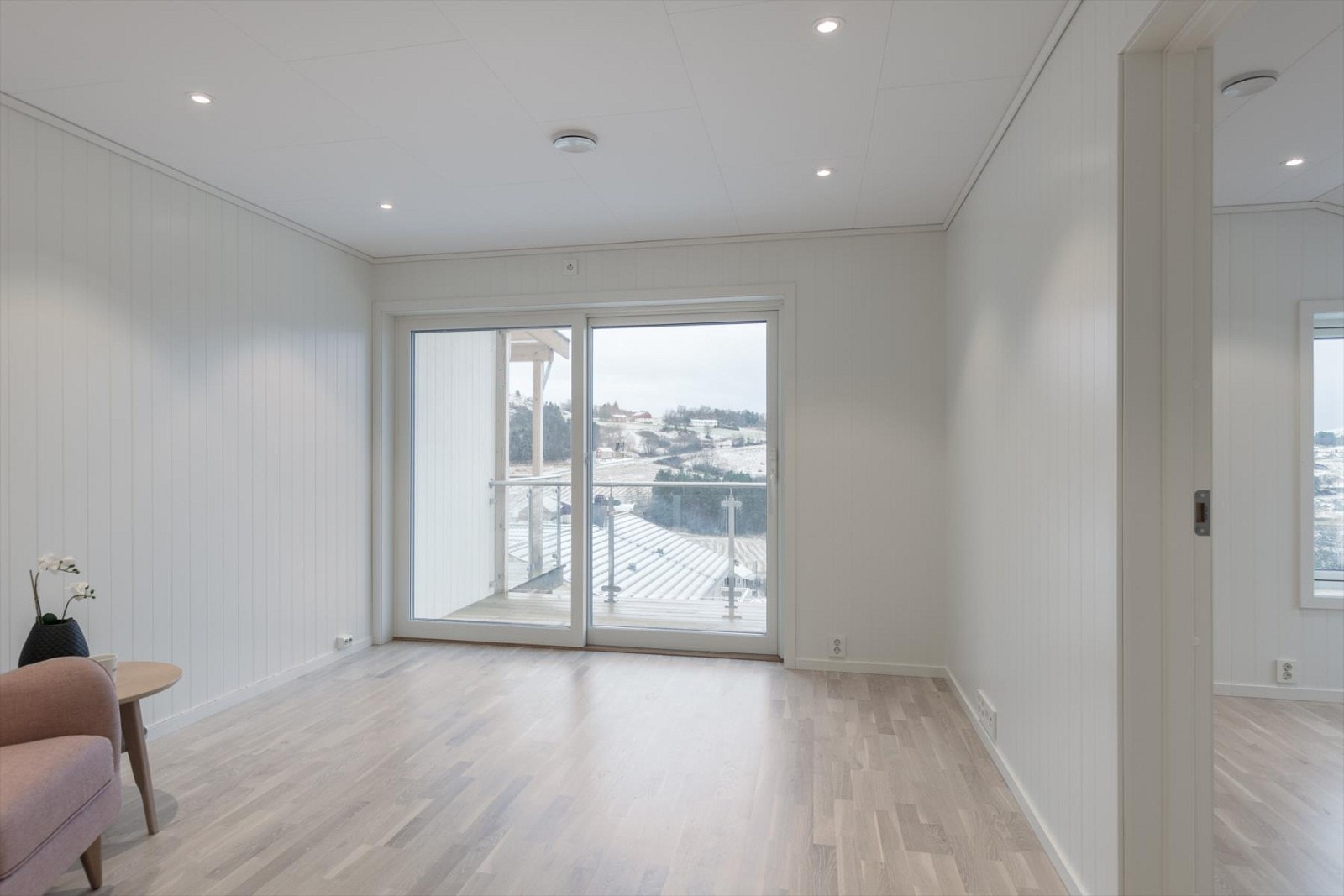 Loftstuen er på 14 kvm. Her har utgang til balkong. Dobbel balkongdør i glass som slipper inn godt med dagslys. Galleribilde