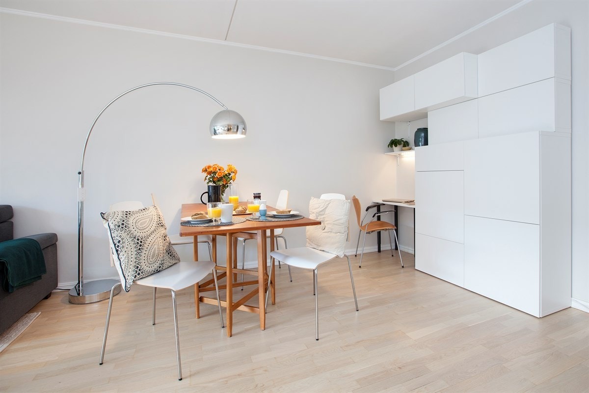 Stuen har god plass til både sofagruppe og spisestue Galleribilde