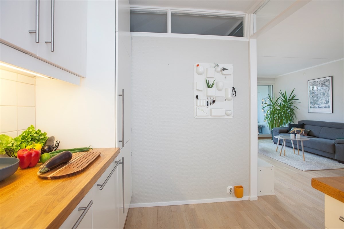 Kjøkkenet ligger i delvis åpen løsning mot stuen Galleribilde