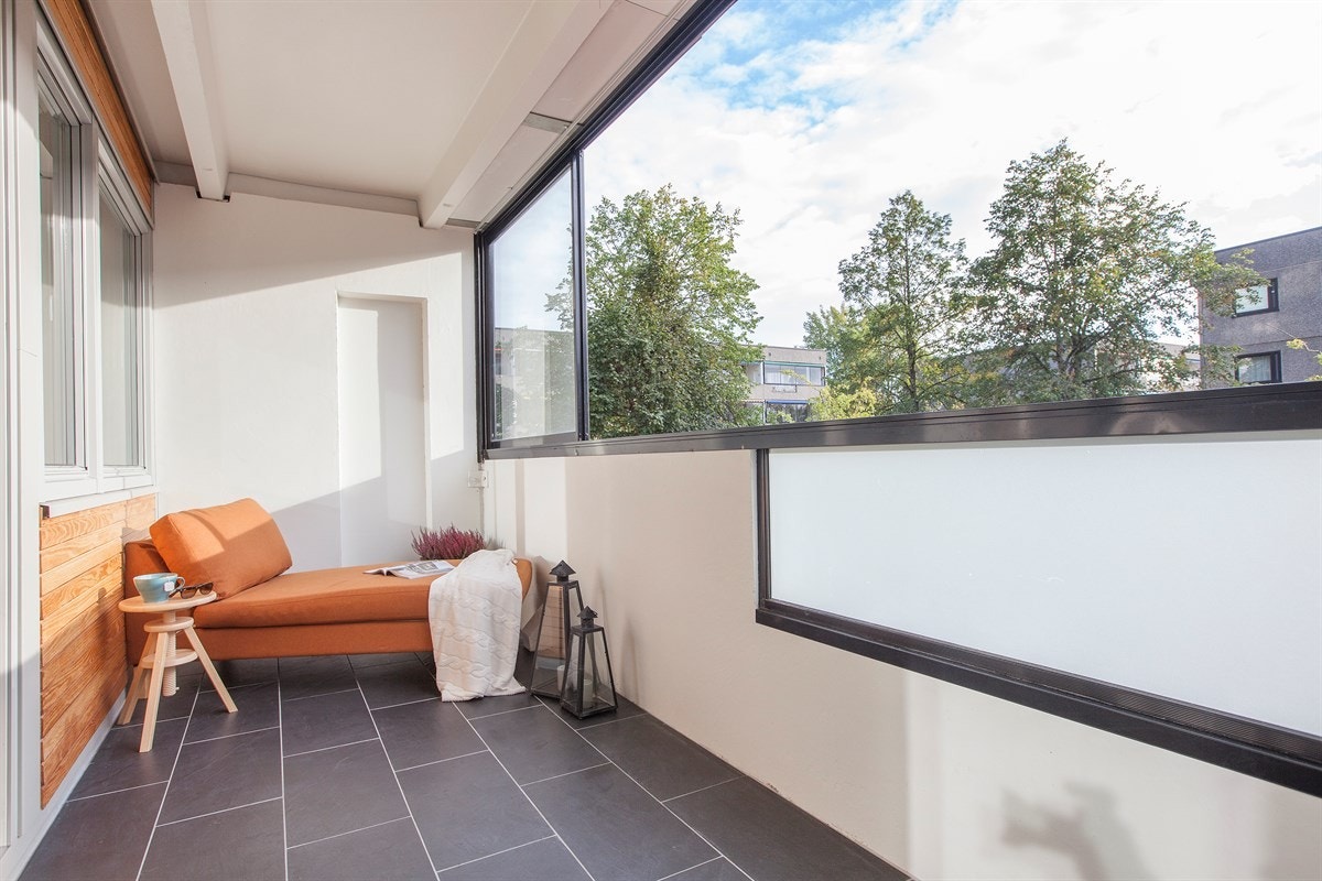 Balkongen ligger sydvestvendt med gode solforhold og ble flislagt i 2015 Galleribilde