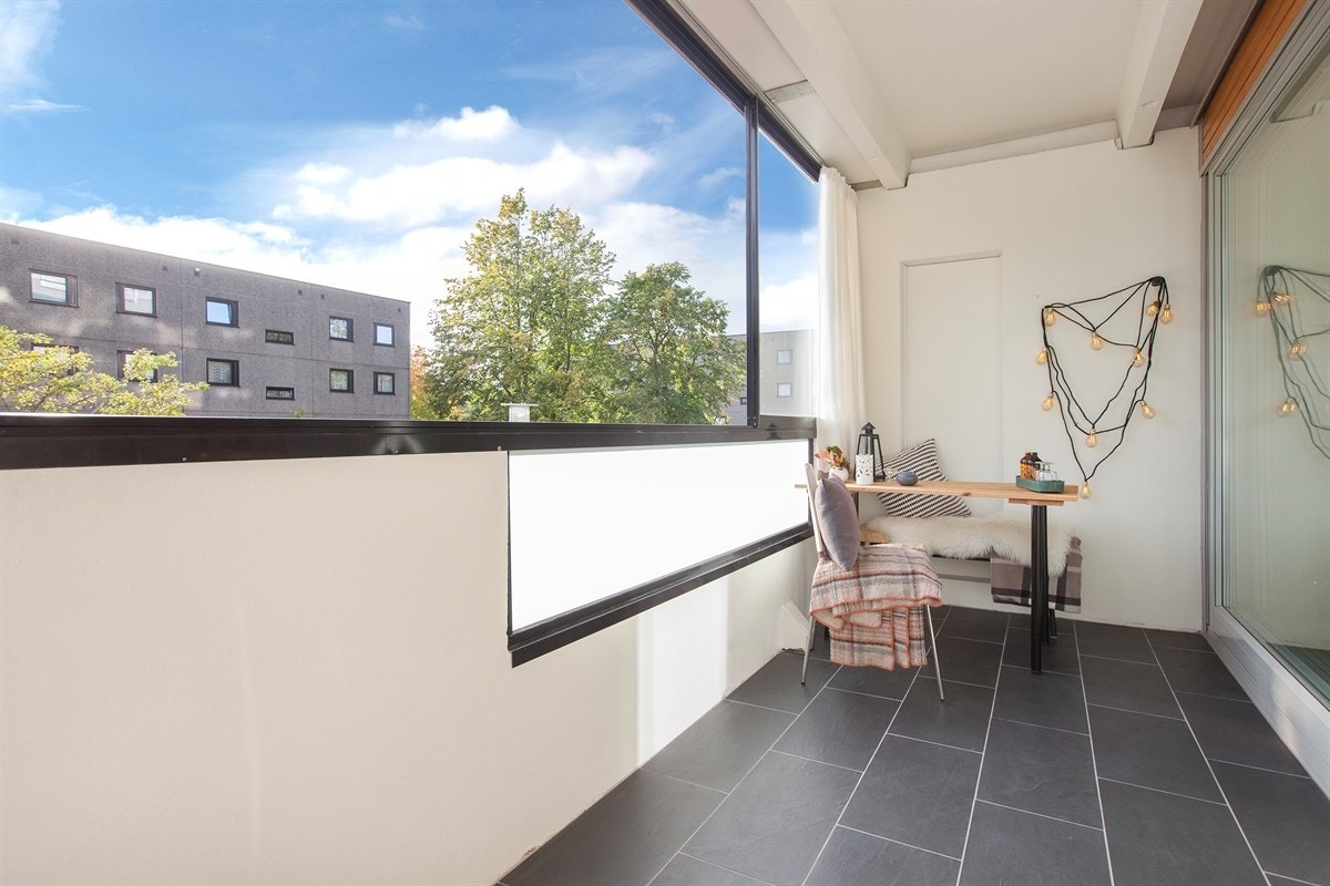 Trivelig innglasset og flislagt balkong på ca. 10kvm Galleribilde