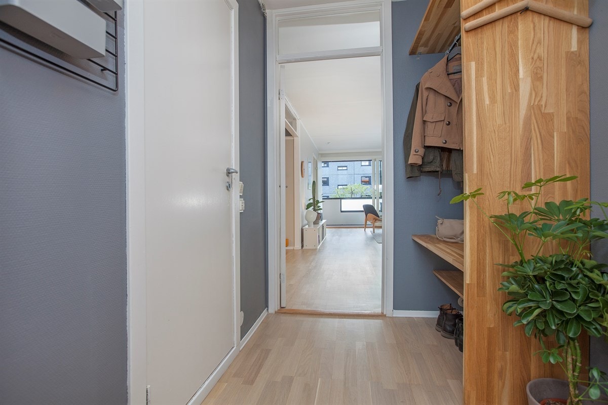 Innbydende entré med garderobe i eik, med hylle og hengestang Galleribilde