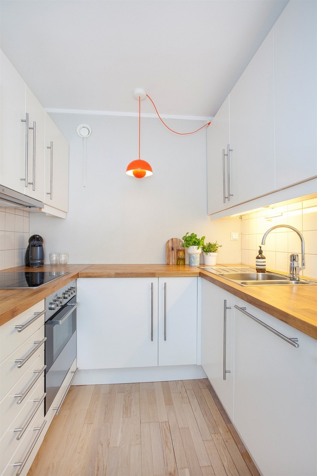 Kjøkkenet har godt med skap- og benkeplass Galleribilde