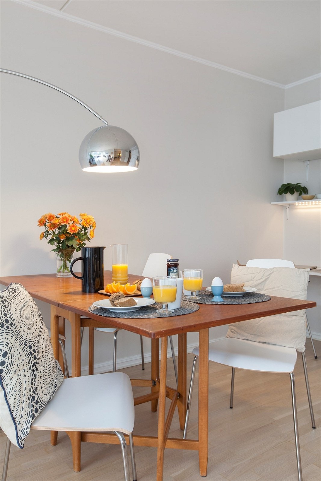 Hyggelig spiseplass mellom kjøkken og stue Galleribilde