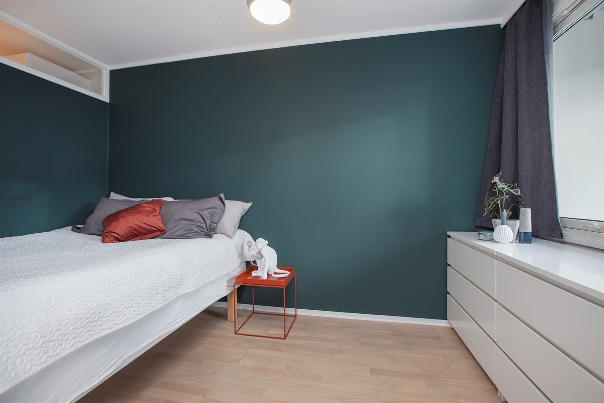 Soverom med plass til dobbeltseng, og delikate overflater malt i 2017 Galleribilde
