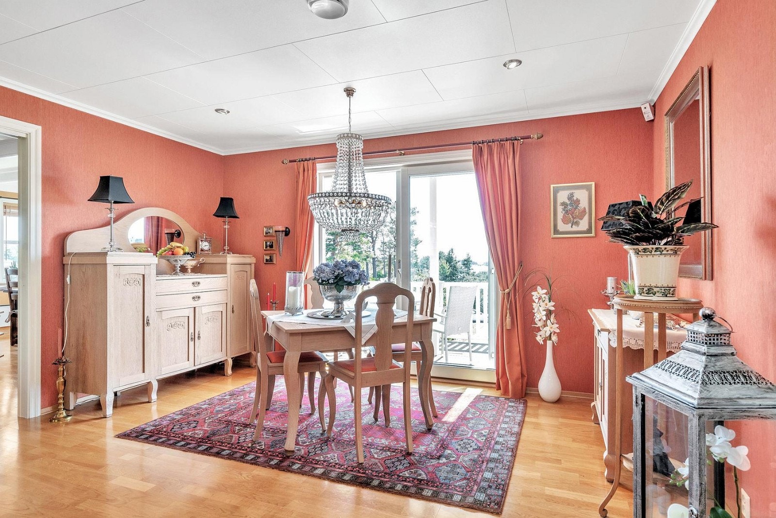 Skyvedør ut til veranda fra spisestue Galleribilde