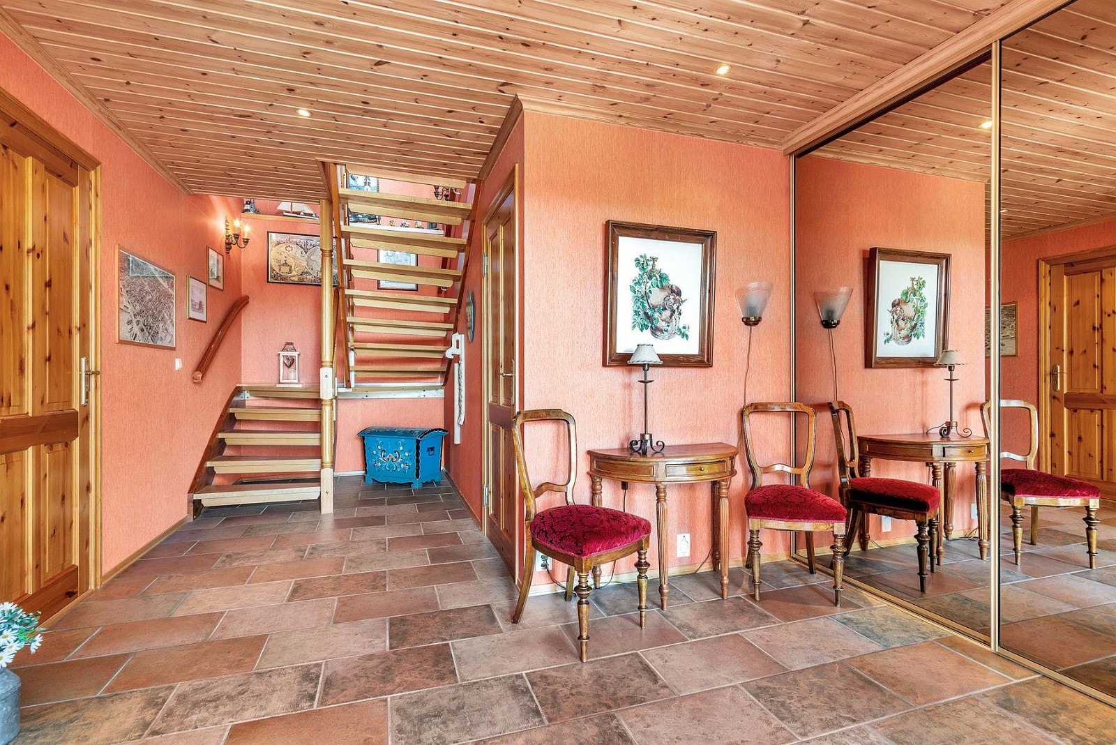 Velkommen inn. Stor gang med skyvedørsgarderobe Galleribilde