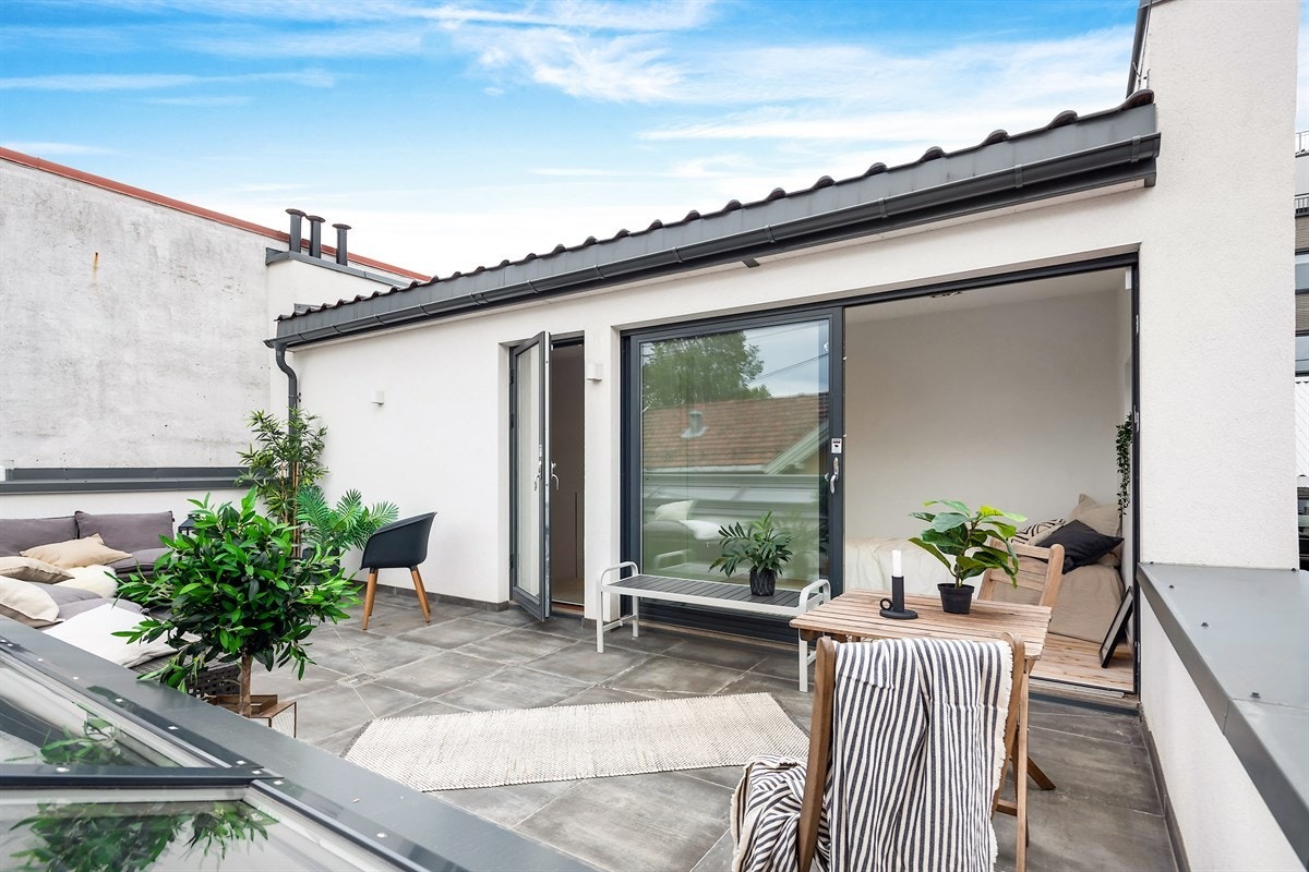 Takterrassen er på cirka 20 m², vender sydøst og har varmekabler Galleribilde