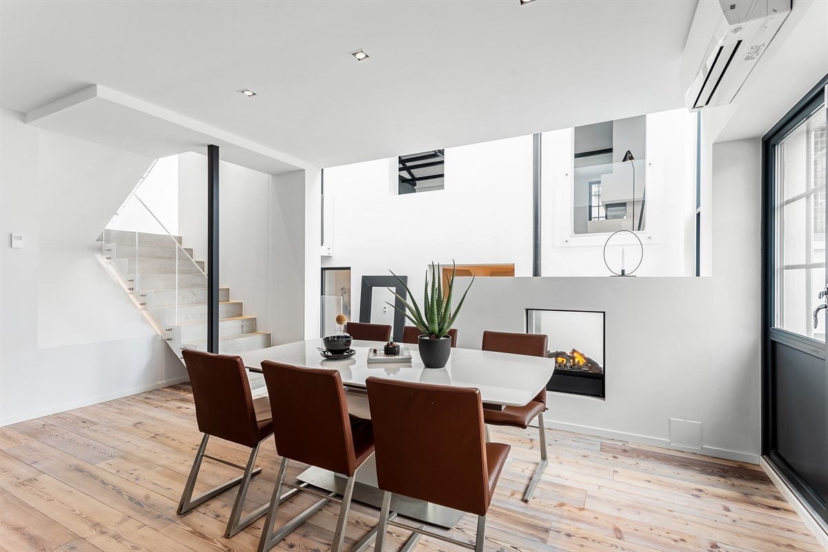 Oppvarming via vannbåren varme i gulv i 1. etasje, varmepumpe på kjøkken, samt gasspeis i stue Galleribilde