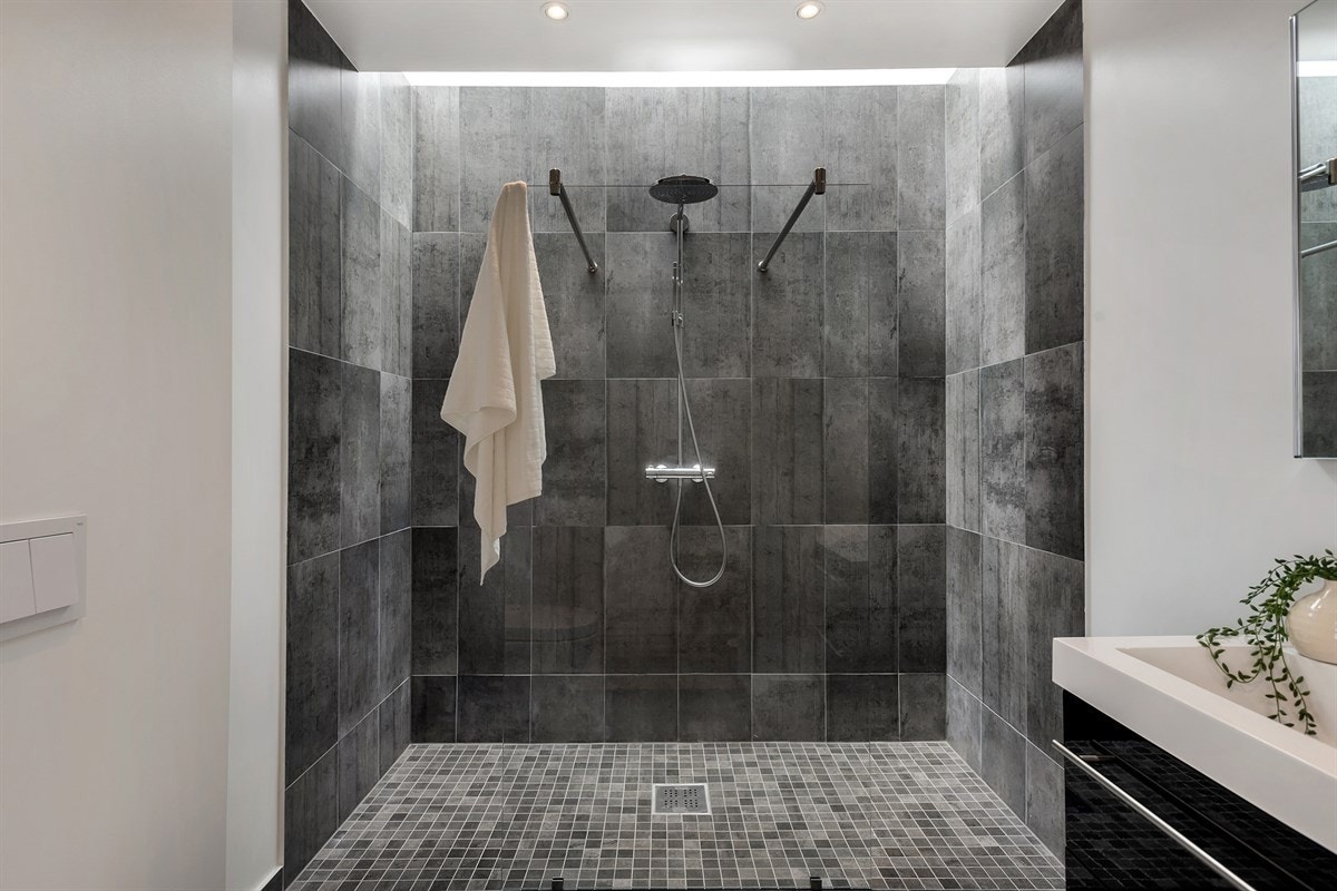 Bad i tilknytning til kjøkken gir spafølelse Galleribilde