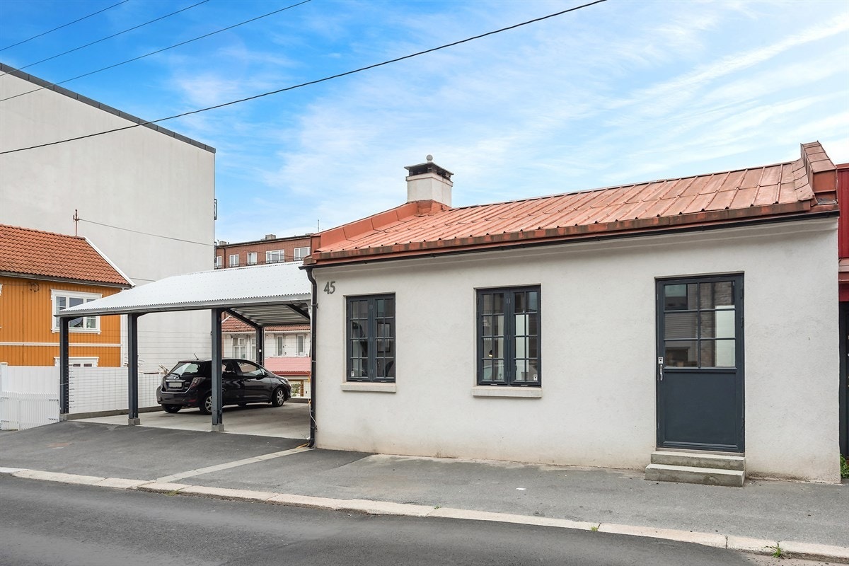 Fasade og parkering sett fra Fjellgata Galleribilde