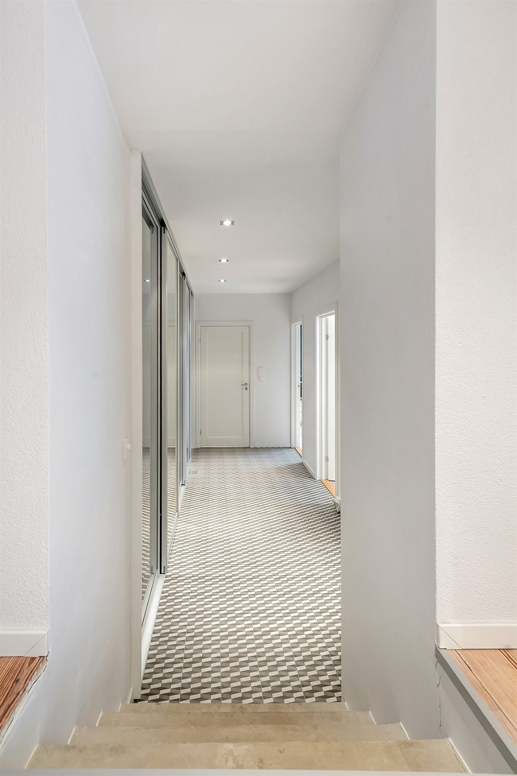 I gangen utenfor soverommene er det bygget en stor skyvedørsgarderobe med speilfronter Galleribilde