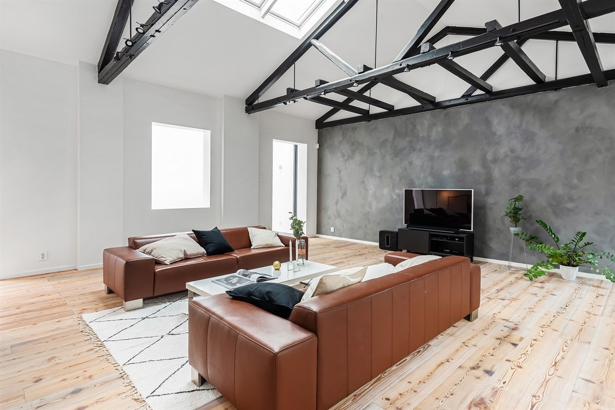 Dør direkte ut til rolig gate (Fjellgata) fra stuen i tillegg til at man har hovedentré fra hagen Galleribilde