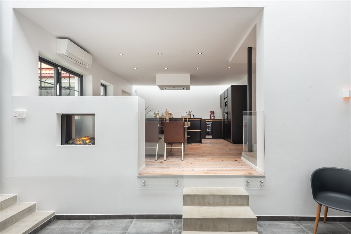 Deler av boligen var tidligere et verksted og ble i 2013-2015 rehabilitert og påbygd og fremstår i dag som et moderne funkishus i mur Galleribilde