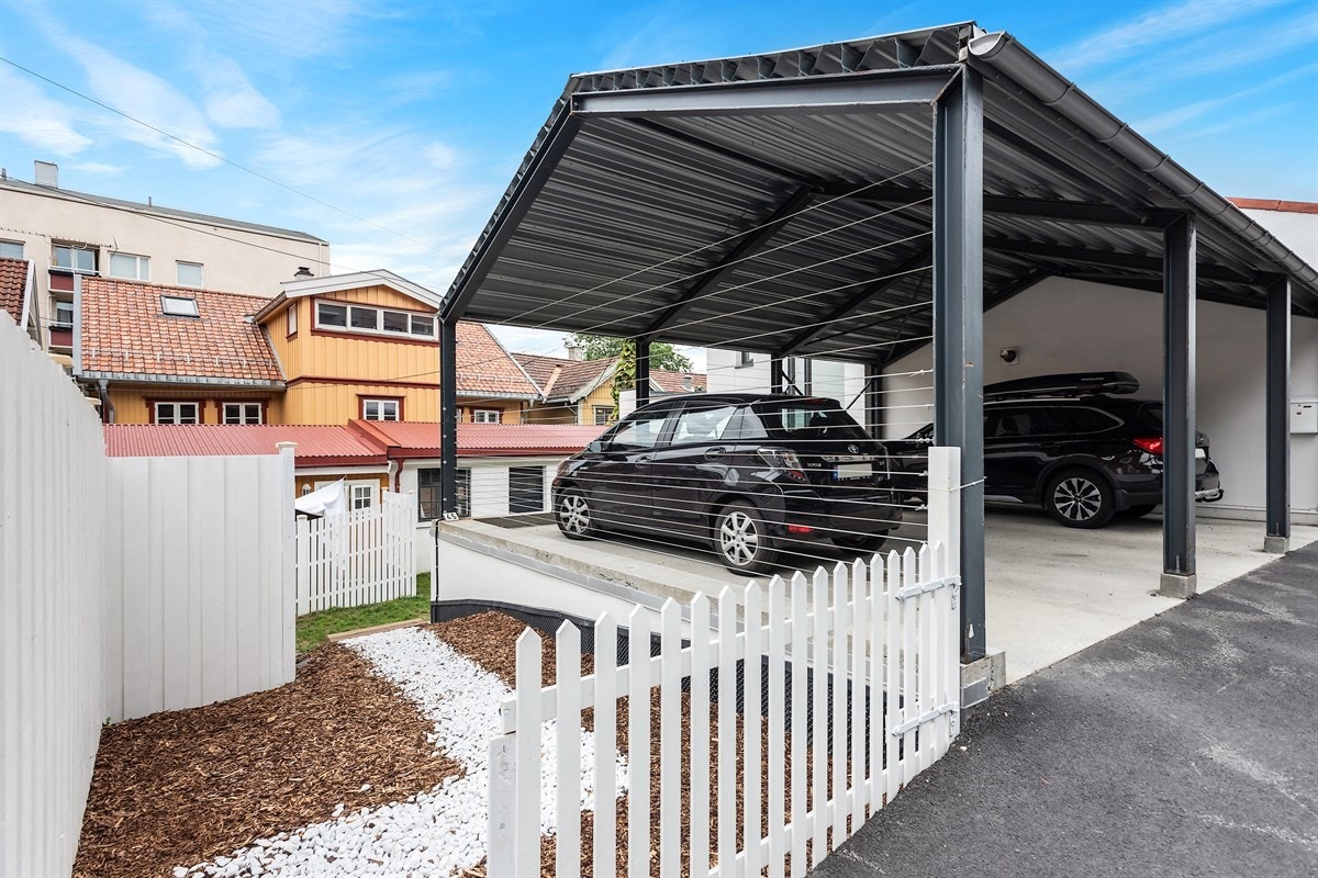 Parkeringsplass i carport (1 egen plass og 1 plass som deles 50% med nabo. Mulighet for en ekstra plass på egen tomt ved siden av carport) Galleribilde