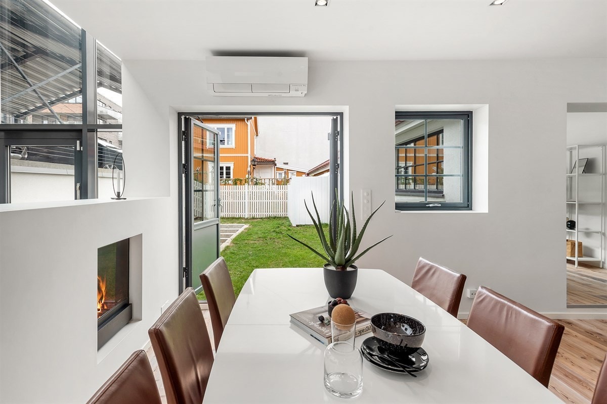 Store vinduer og doble dører gir den gode ute/inne følelsen Galleribilde