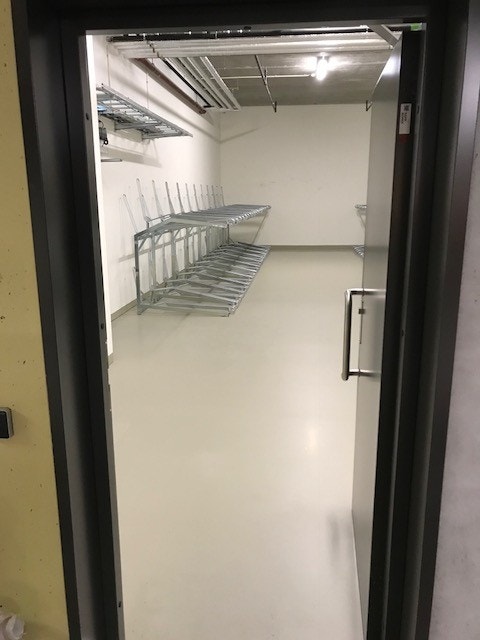 Sykkelparkering i eget rom. Galleribilde