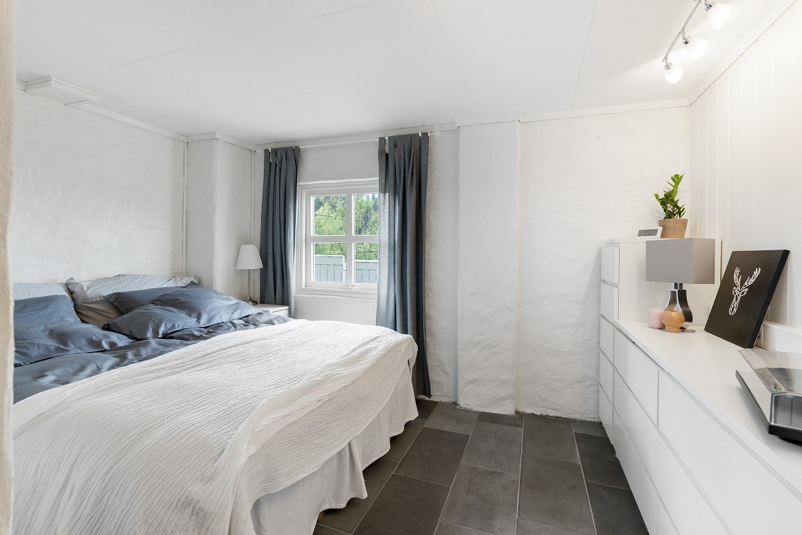 Romslig hovedsoverom med god plass til å innrede slik en måtte ønske Galleribilde