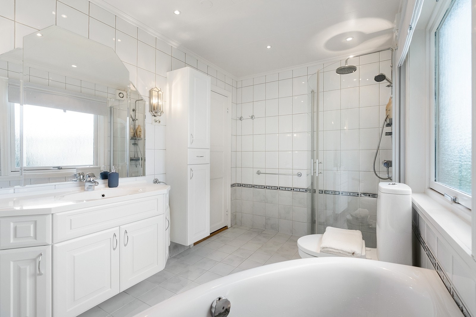 Både dusjhjørne og badekar Galleribilde