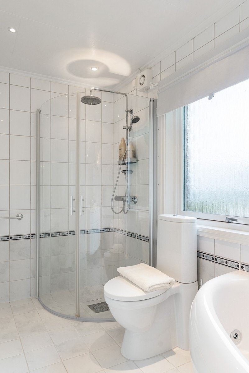 Lyst og helfliset bad med spotter i taket Galleribilde