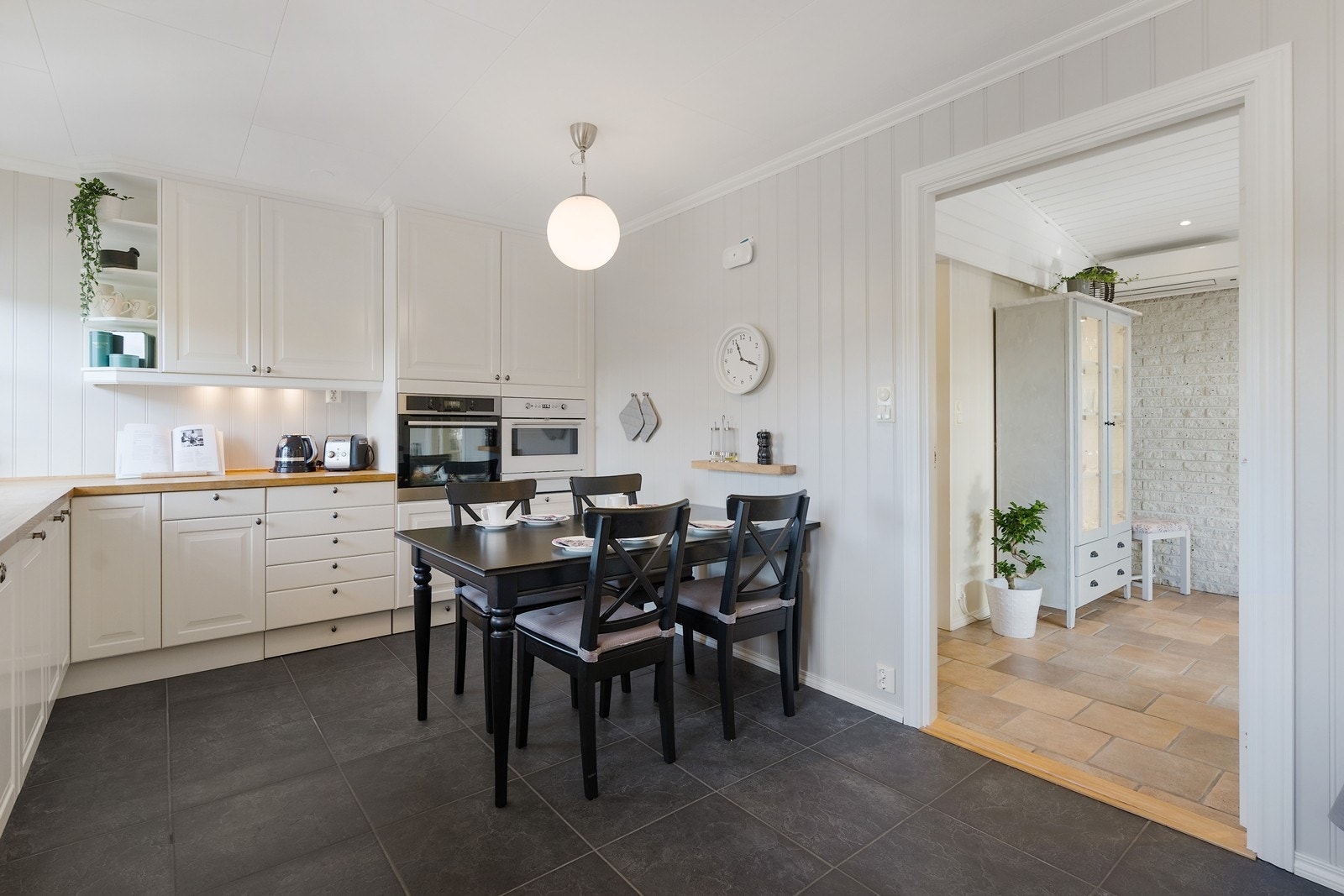 Pent kjøkken som står i stil med resten av boligen Galleribilde