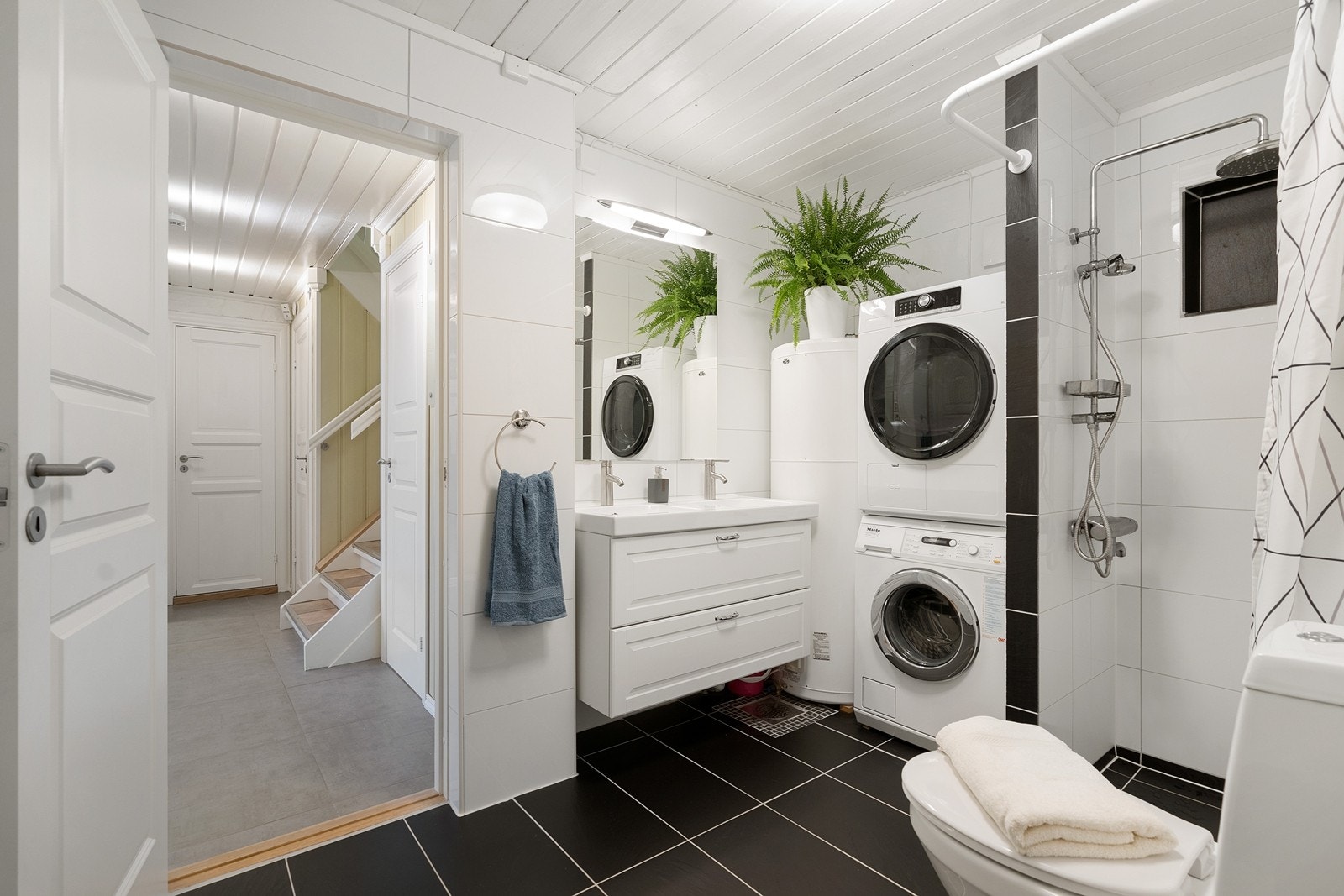 Det er inngang til badet både fra hallen og fra walk-in garderoben/bod Galleribilde