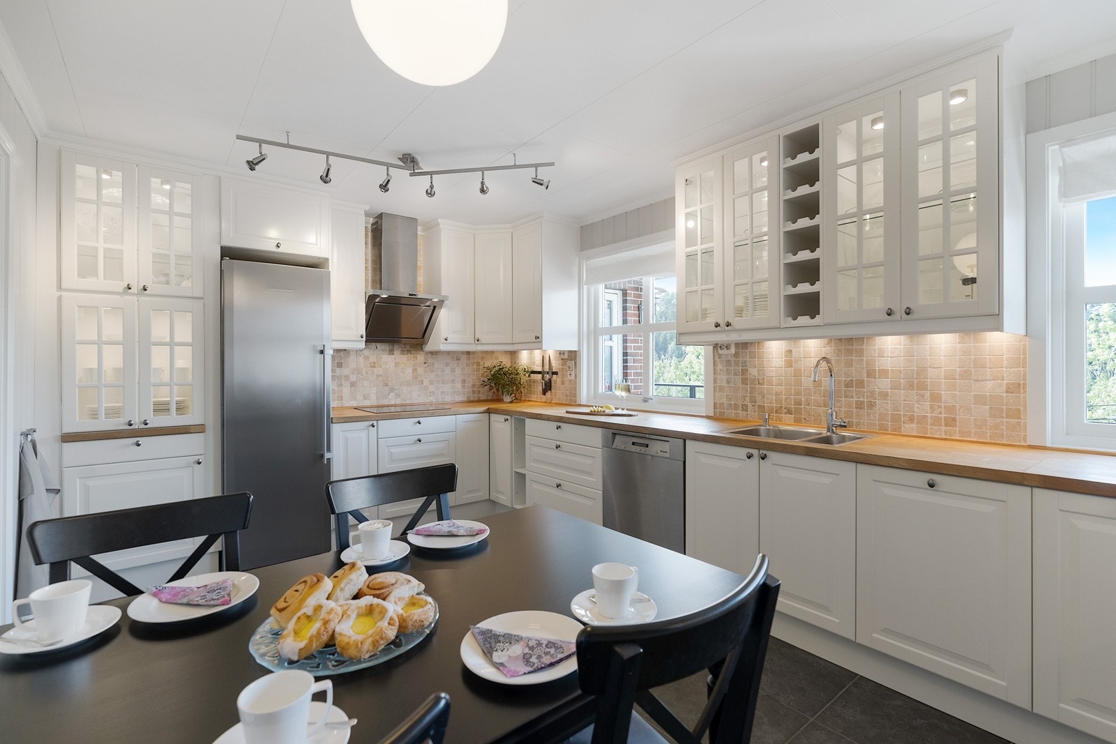 God plass til spisebord på kjøkkenet Galleribilde