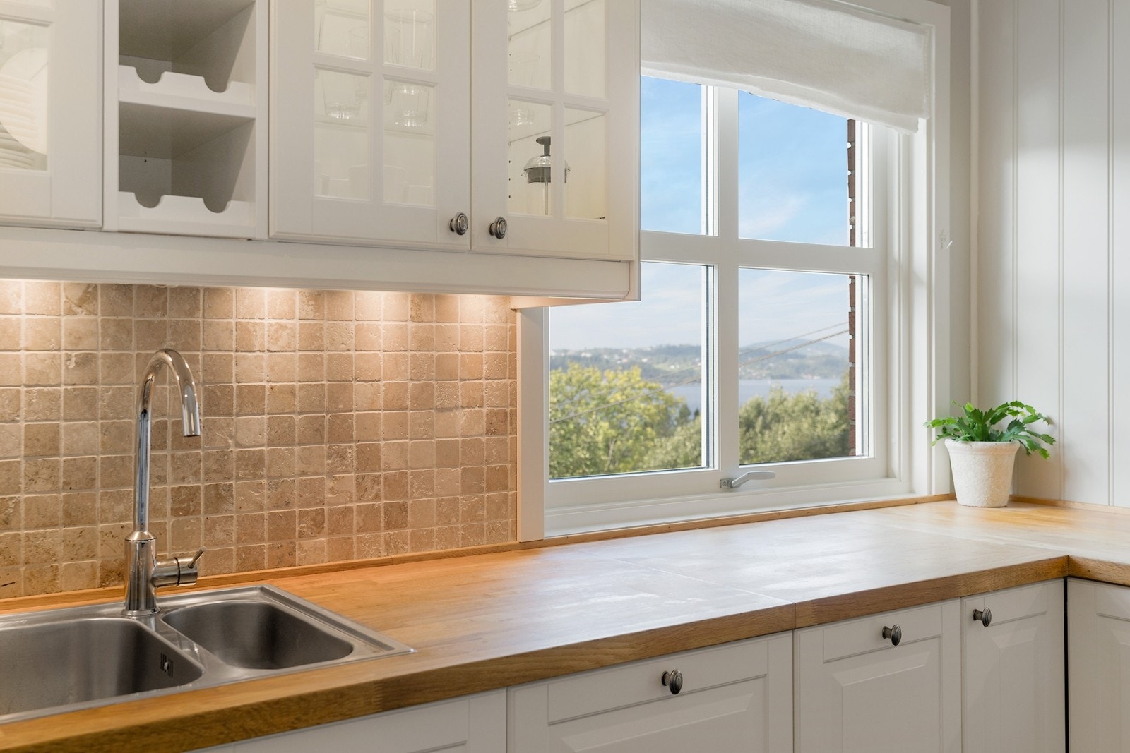 Flott utsikt kan nytes fra kjøkkenet Galleribilde