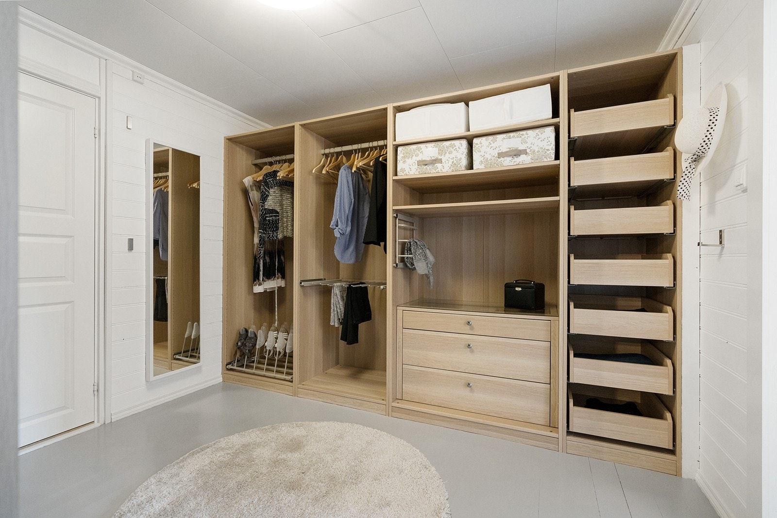 Stor og god garderobeløsning Galleribilde