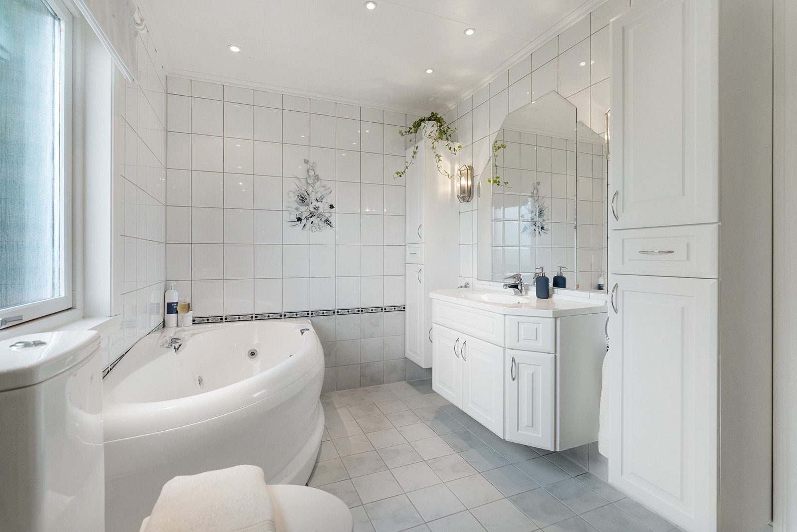 Det er to bad i boligen, noe som er svært praktisk for barnefamilier Galleribilde