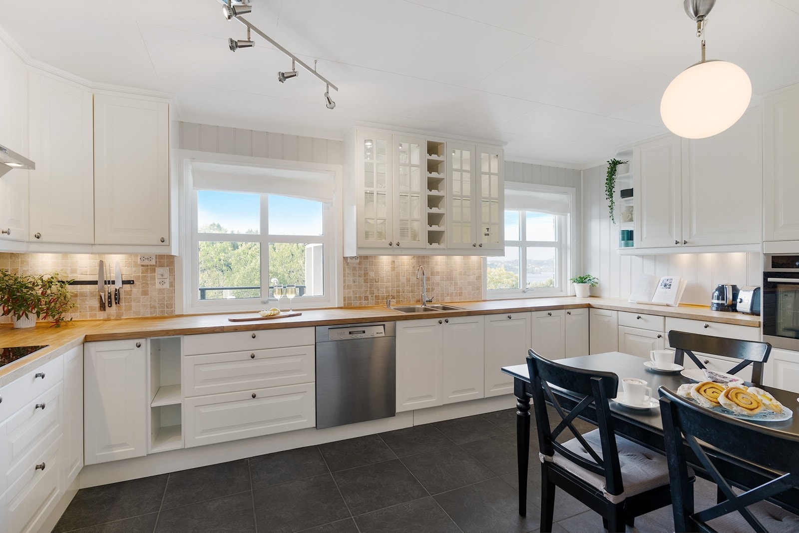 Lyse profilerte fronter og heltre benkeplate Galleribilde