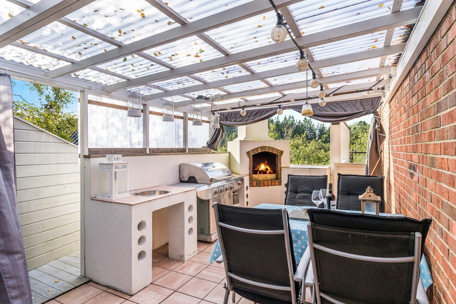 Herlig uteområde med overbygg Galleribilde