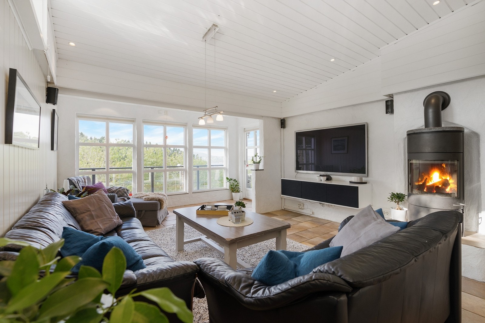 Store vinduer skaper godt med naturlig lysinnslipp Galleribilde