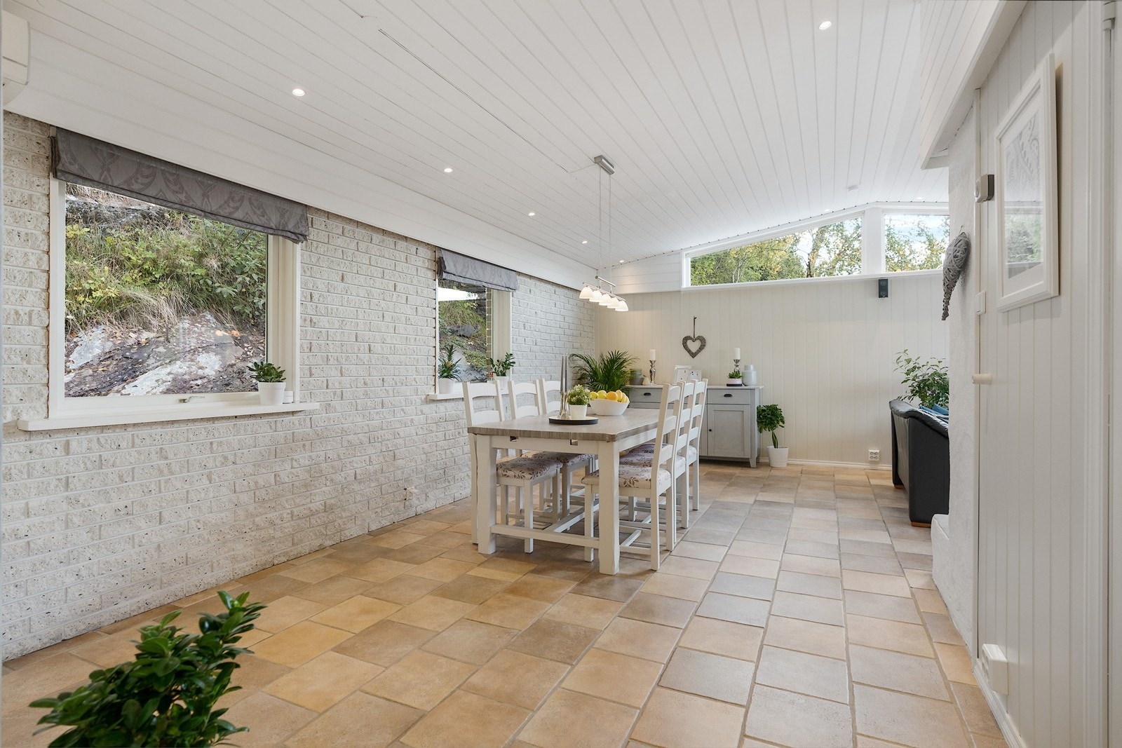 Flott stue med gode vindusflater Galleribilde