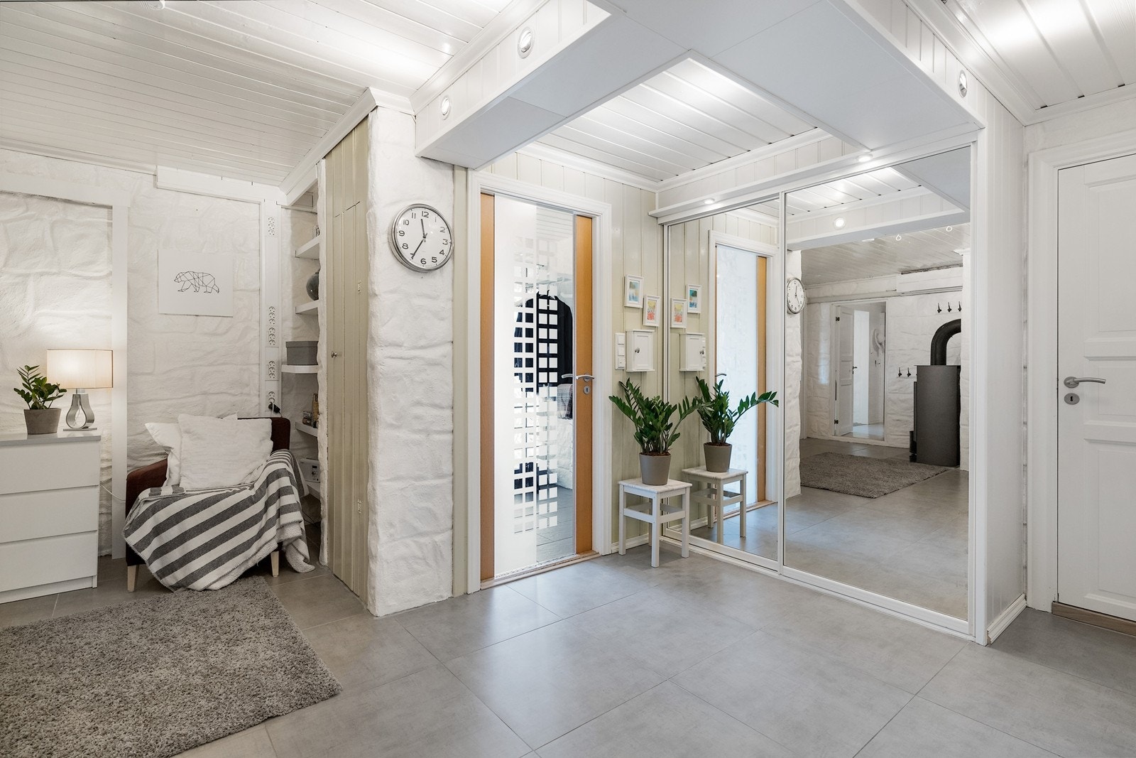 Koselig hall med fliser på gulv og lyse overflater Galleribilde