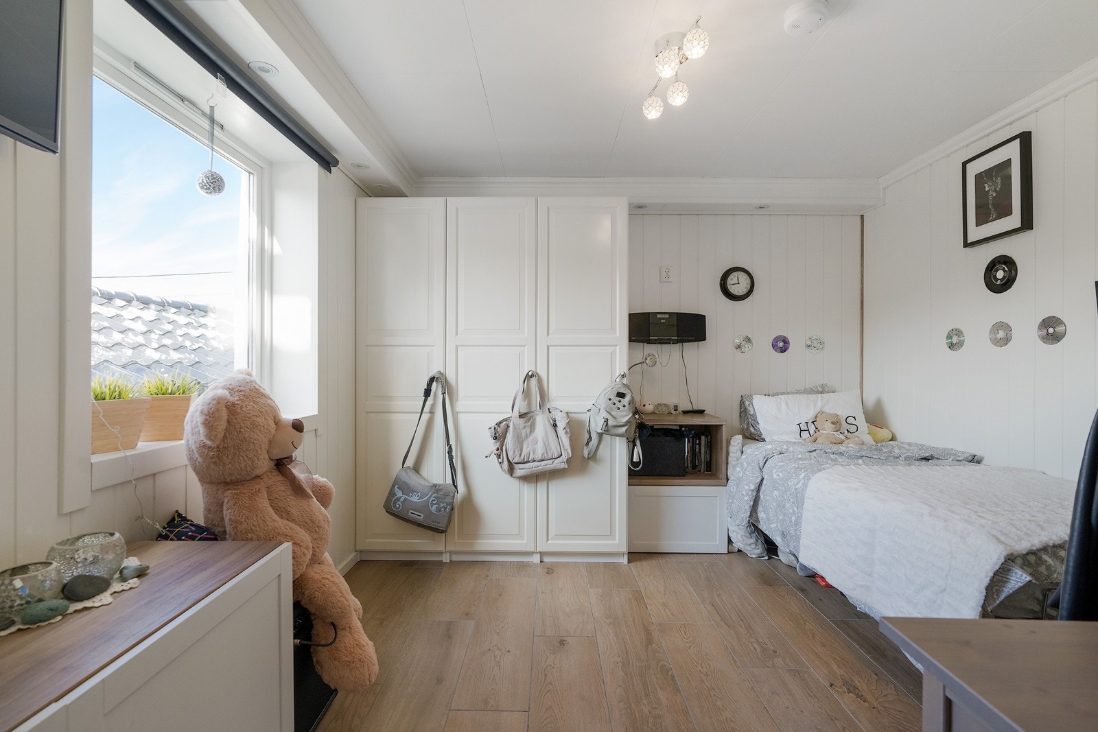 Alle soverommene har lyse overflater og er av god størrelse Galleribilde