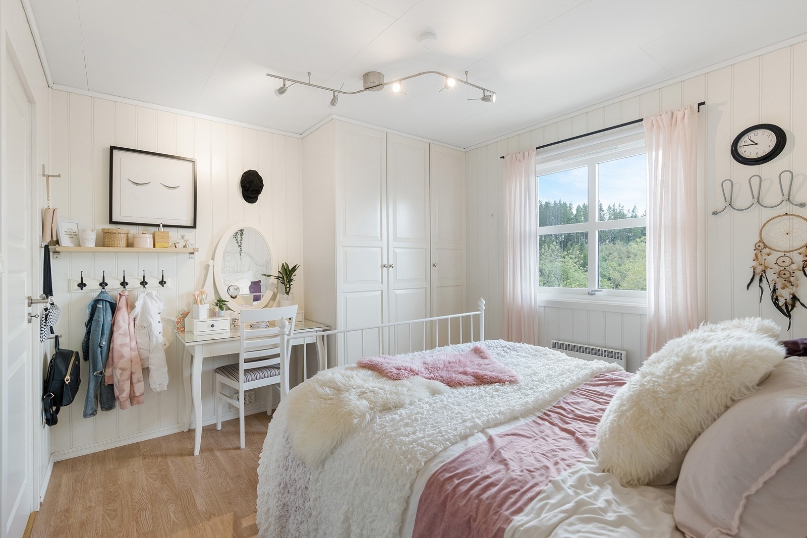 God plass til både dobbeltseng og garderobeskap Galleribilde
