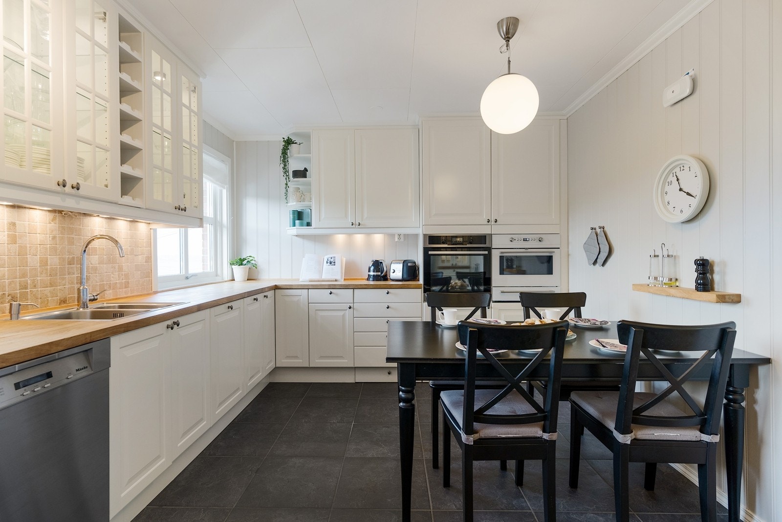 God skap- og benkeplass Galleribilde