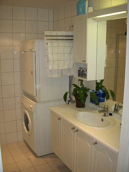 Bade med vask + vaskemaskin og tørketrommel Galleribilde