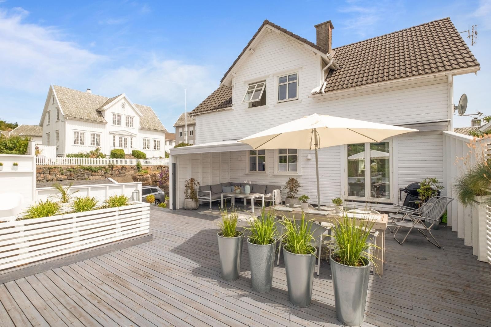 Fantastisk uteområde! Her har en sol fra morgen til kveld. Galleribilde